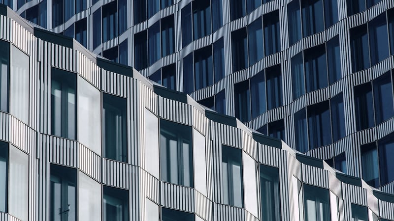 Fachada de edifício corporativo com brises verticais